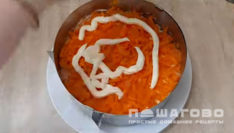 Фото приготовления рецепта: Салат Мимоза с горбушей и сыром - шаг 5