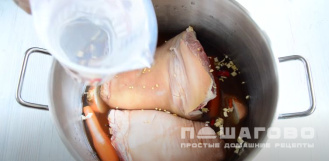 Фото приготовления рецепта: Свиная рулька по-чешски - шаг 3