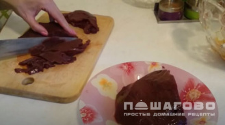 Фото приготовления рецепта: Салат из фасоли с печенью - шаг 2