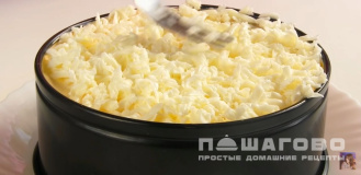 Фото приготовления рецепта: Сельдь под шубой с яйцами - шаг 9