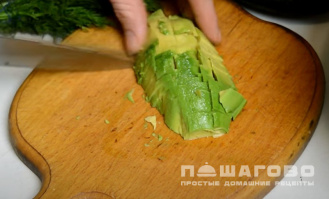 Фото приготовления рецепта: Диетический салат с креветками и авокадо - шаг 2