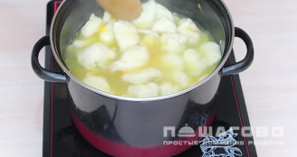 Фото приготовления рецепта: Суп с клецками на курином бульоне - шаг 12