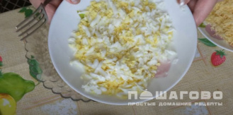 Фото приготовления рецепта: Шпротный салат - шаг 2