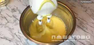 Фото приготовления рецепта: Маффины с сыром и ветчиной - шаг 3