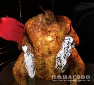 Фото приготовления рецепта: Курица на бутылке - шаг 4