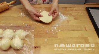 Фото приготовления рецепта: Мини-пиццы - шаг 7