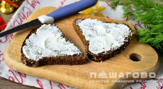 Фото приготовления рецепта: Бутерброды с красной рыбой и лимоном - шаг 2