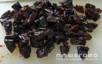 Фото приготовления рецепта: Салат из свеклы с черносливом - шаг 2