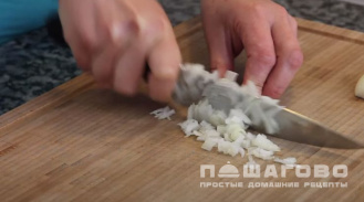 Фото приготовления рецепта: Подливка из сыра и горошка - шаг 1