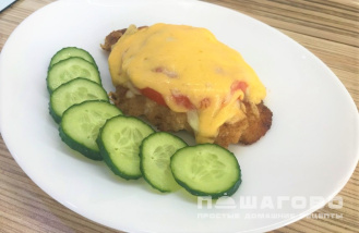 Фото приготовления рецепта: Куриный шницель с помидорами и сыром в духовке - шаг 6