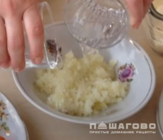 Фото приготовления рецепта: Салат Мимоза с тунцом и яблоком - шаг 1