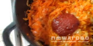 Фото приготовления рецепта: Бигус с колбасой и свежей капустой - шаг 2