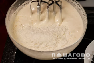 Фото приготовления рецепта: Шарлотка пышная - шаг 3