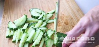 Фото приготовления рецепта: Салат с креветками и кукурузой - шаг 5