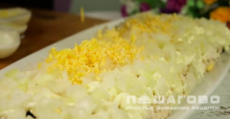 Фото приготовления рецепта: Салат с грибами, черносливом и курицей - шаг 11