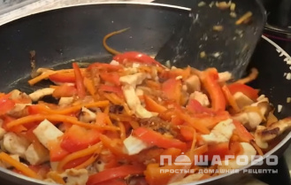 Фото приготовления рецепта: Удон с курицей - шаг 3