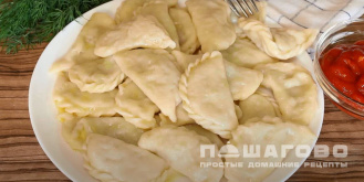 Фото приготовления рецепта: Вареники с сырым картофелем и салом - шаг 9