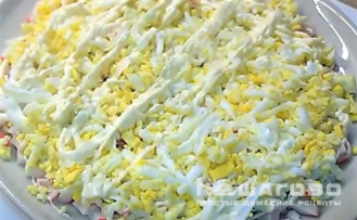 Фото приготовления рецепта: Слоеный салат с крабовым мясом - шаг 2