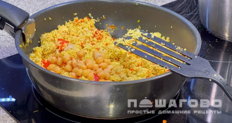 Фото приготовления рецепта: Кускус с курицей и болгарским перцем - шаг 9