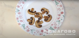 Фото приготовления рецепта: Слоеный салат с копченой курицей, отварным картофелем и грибами - шаг 3