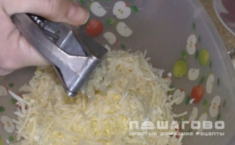 Фото приготовления рецепта: Закусочные бутерброды с сыром и яйцом - шаг 3