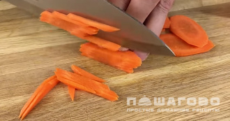 Фото приготовления рецепта: Салат со свининой и огурцами - шаг 2