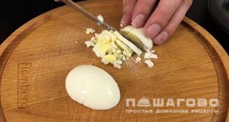 Фото приготовления рецепта: Салат Прага с курицей и черносливом - шаг 6