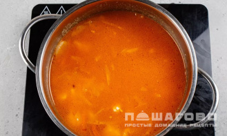Фото приготовления рецепта: Капустняк с красным луком, перцем и грибами - шаг 7