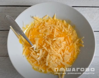 Фото приготовления рецепта: Паста с шампиньонами и беконом в сливочном соусе - шаг 6