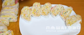 Фото приготовления рецепта: Рулет из крабовых палочек в лаваше - шаг 3