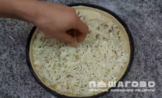Фото приготовления рецепта: Пицца Жюльен с шампиньонами и копченой курицей - шаг 4