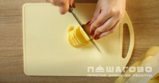 Фото приготовления рецепта: Картофельная запеканка с курицей и сыром - шаг 2