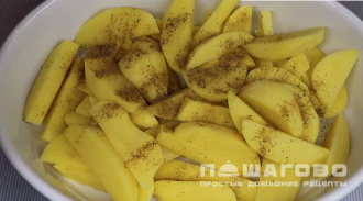 Фото приготовления рецепта: Курица с картофелем, запеченная в кефире с чесноком и травами - шаг 3