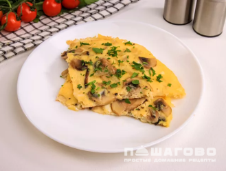 Фото приготовления рецепта: Омлет с грибами и сливками - шаг 8