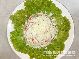 Фото приготовления рецепта: Цезарь с крабовыми палочками и креветками - шаг 4