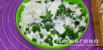 Фото приготовления рецепта: Бабушкины пирожки с сыром и яйцом - шаг 9
