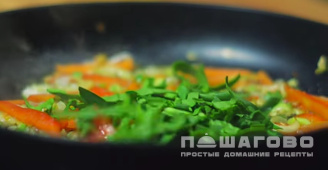 Фото приготовления рецепта: Рисовая лапша с овощами и соусом терияки - шаг 7