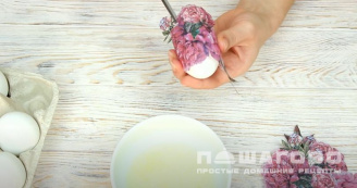 Фото приготовления рецепта: Декупаж пасхальных яиц - шаг 7