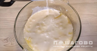 Фото приготовления рецепта: Пышные оладьи на кефире классические - шаг 3