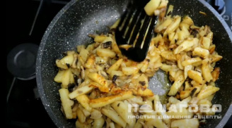 Фото приготовления рецепта: Жареная картошка с шампиньонами и луком на сковороде - шаг 7