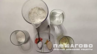 Фото приготовления рецепта: Оладьи на воде - шаг 1
