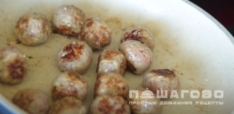 Фото приготовления рецепта: Шведские фрикадельки в сливочном соусе - шаг 3