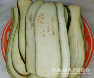 Фото приготовления рецепта: Рулетики из баклажанов с зеленью и сырным кремом - шаг 1