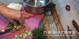 Фото приготовления рецепта: Окрошка на курином бульоне - шаг 2