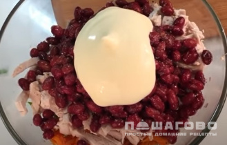 Фото приготовления рецепта: Салат с корейской морковью и куриной грудкой - шаг 5