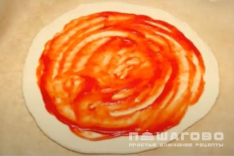 Фото приготовления рецепта: Пицца домашняя с фаршем на дрожжевом тесте - шаг 4