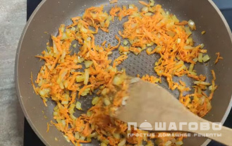 Фото приготовления рецепта: Суп щавелевый с яйцом и курицей - шаг 2