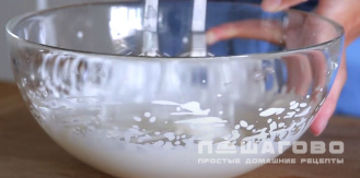 Фото приготовления рецепта: Итальянское сырное мороженное с орехами - шаг 3