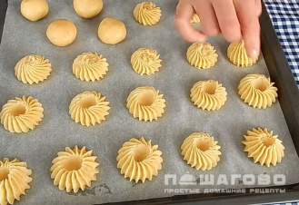 Фото приготовления рецепта: Курабье бакинское - шаг 6