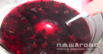 Фото приготовления рецепта: Покраска яиц чаем каркаде - шаг 2